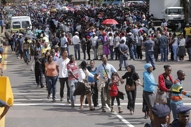 南非民眾排長(zhǎng)隊(duì)等車 手拉手前去瞻仰曼德拉遺體