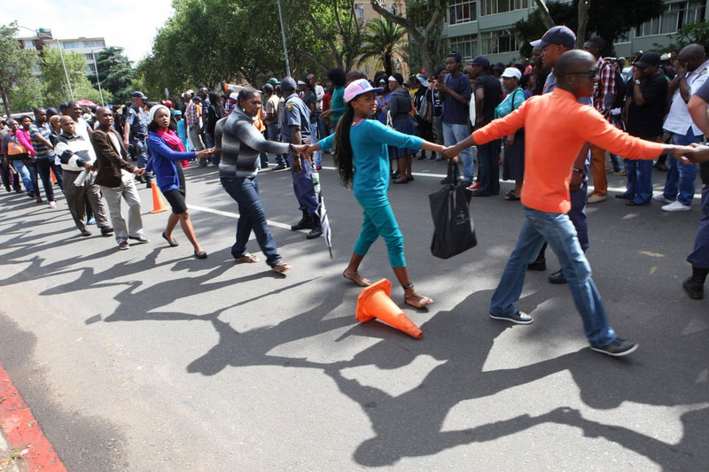 南非民眾排長(zhǎng)隊(duì)等車 手拉手前去瞻仰曼德拉遺體