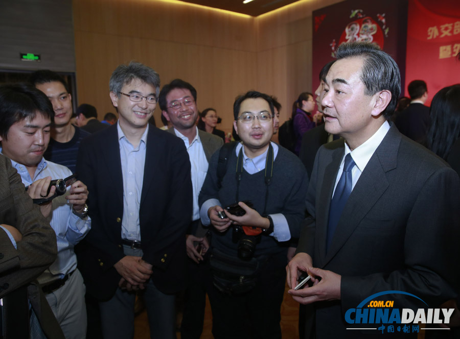 外交部發(fā)言人制度30周年暨外國駐華記者新年招待會(huì)在京舉行