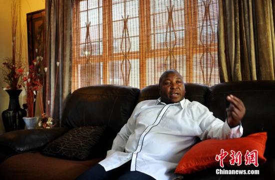 曼德拉追悼?jī)x式現(xiàn)“假翻譯” 公司負(fù)責(zé)人失蹤