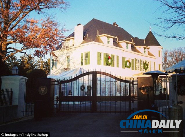 拜登圣誕派對(duì)緊抱女記者雙手“錯(cuò)位”被指性騷擾