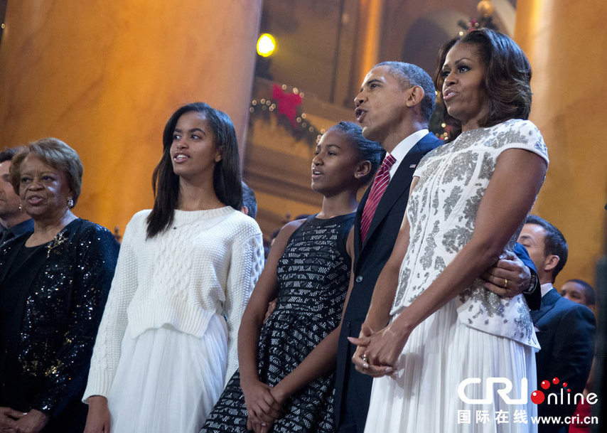 奧巴馬夫人參加圣誕節(jié)目穿天價(jià)套裝引爭議(組圖)