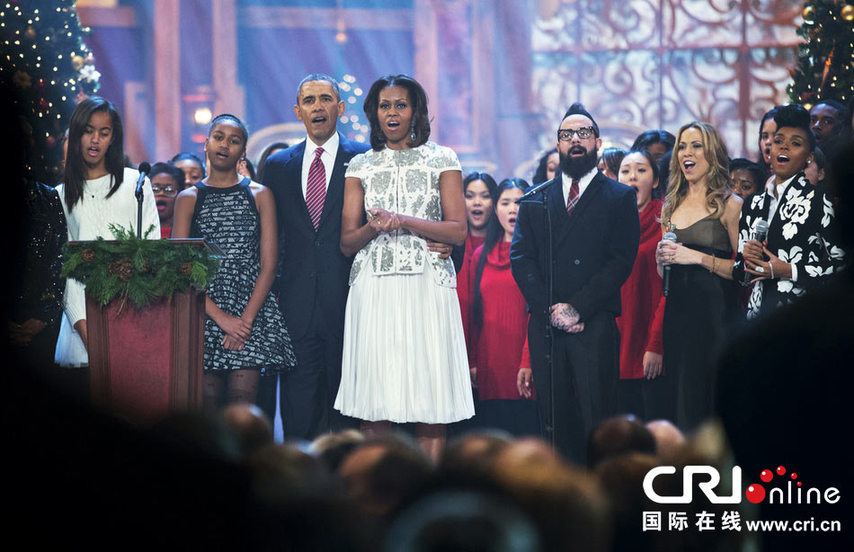 奧巴馬夫人參加圣誕節(jié)目穿天價(jià)套裝引爭(zhēng)議(組圖)