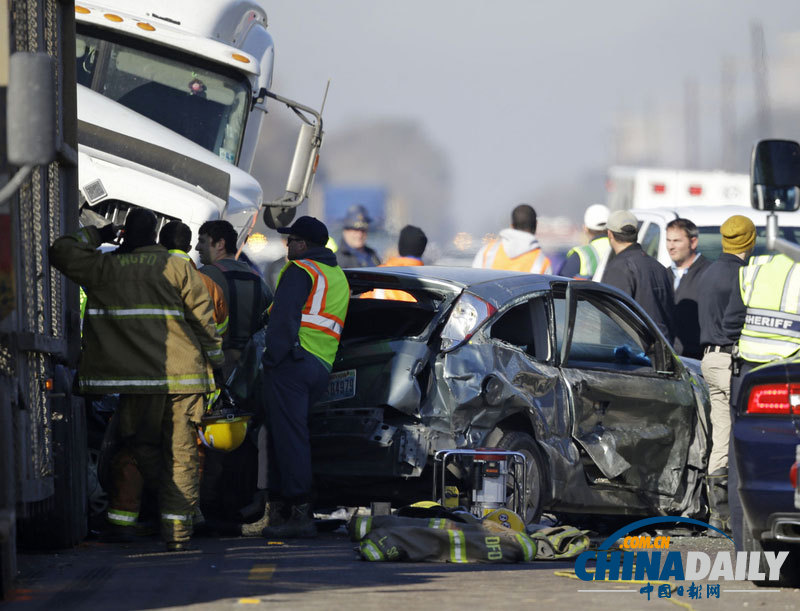 美國因大霧21輛車發(fā)生連環(huán)車禍 致1死6傷