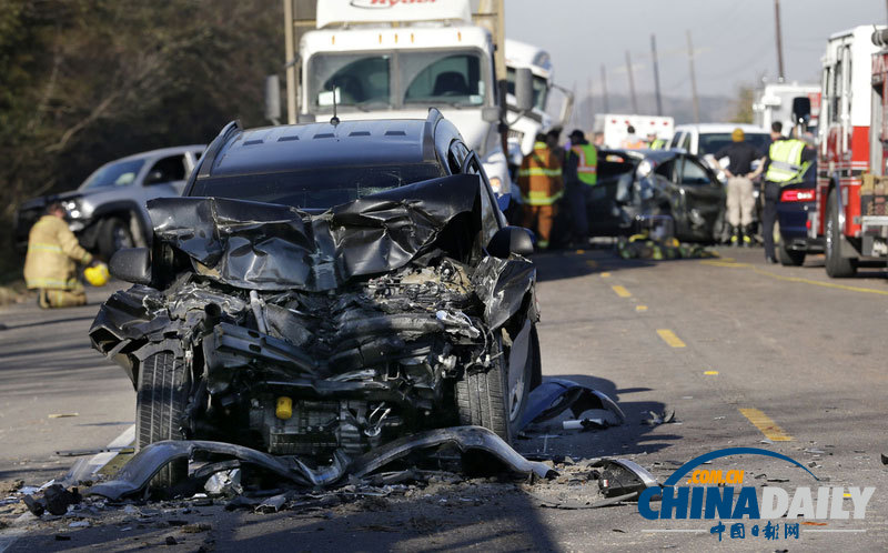 美國因大霧21輛車發(fā)生連環(huán)車禍 致1死6傷