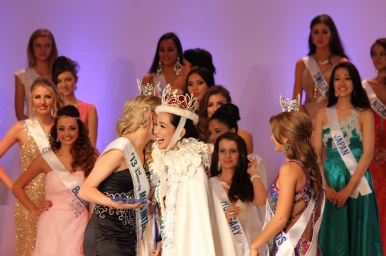 菲律賓佳麗折桂2013國(guó)際小姐 望重建家鄉(xiāng)