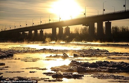 俄迎罕見暖冬 居民冰天雪地穿泳衣戶外慶祝