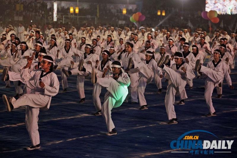 印度女子運動會上展現(xiàn)高超自我防衛(wèi)武術(shù)