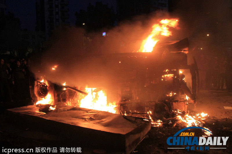 憤怒埃及民眾焚燒小公交車 車主支持穆兄會