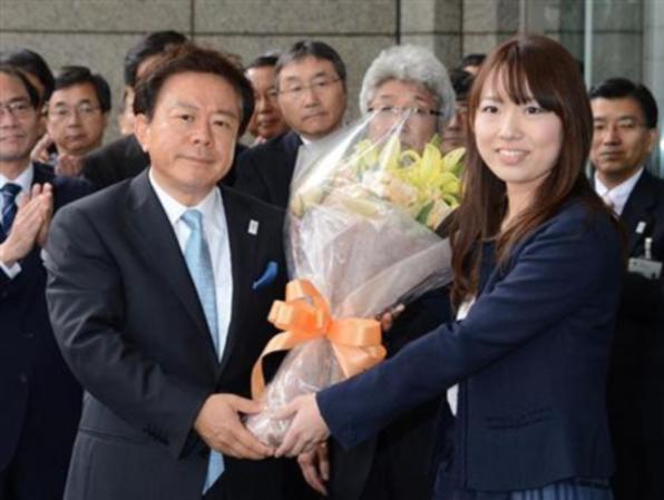 東京都知事豬瀨直樹黯然離職 與上任盛況成鮮明對比