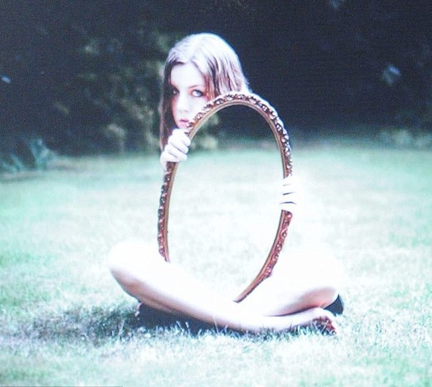 欺騙你的眼睛！英國女生巧用鏡子打造隱身效果