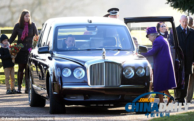 英女王打破傳統(tǒng) 教堂禮拜歸來拒收兒童獻(xiàn)花