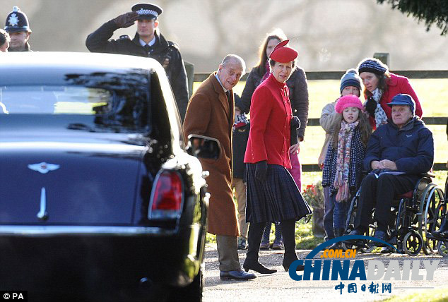 英女王打破傳統(tǒng) 教堂禮拜歸來拒收兒童獻(xiàn)花