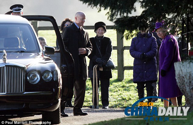 英女王打破傳統(tǒng) 教堂禮拜歸來拒收兒童獻(xiàn)花