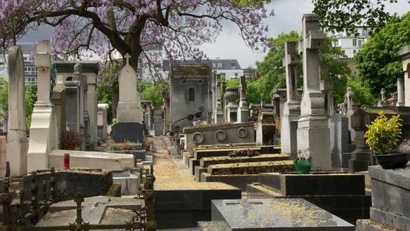 墓地與逝者共度、同動物聊天 全球迎新年傳統(tǒng)古怪有趣