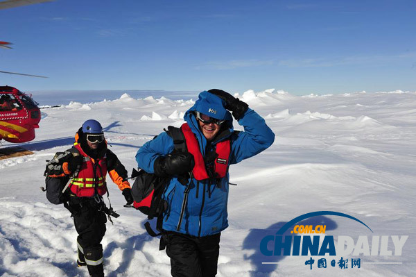 中國直升機(jī)搭載俄被困科考船乘客已平安降落