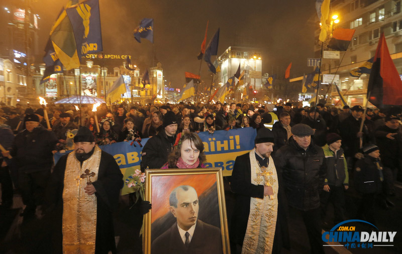 烏克蘭民眾手持火炬紀(jì)念獨立領(lǐng)袖誕辰 場面壯觀