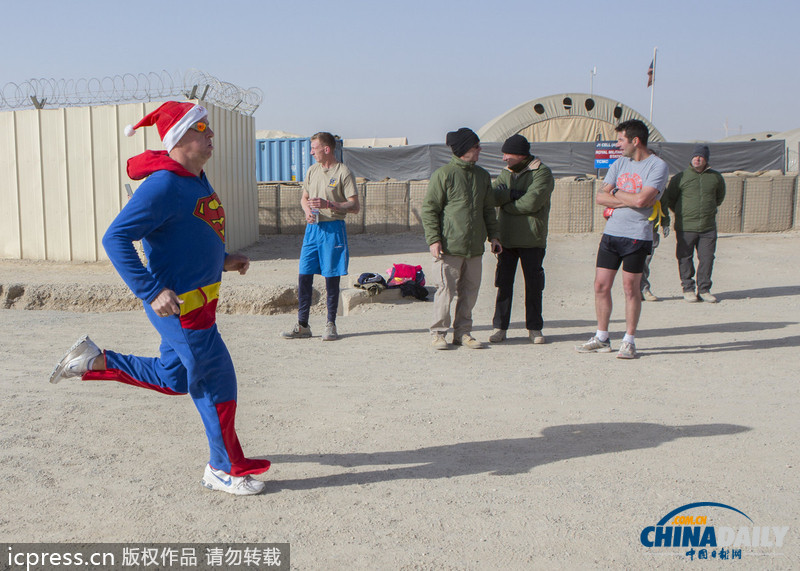 超人、天線寶寶齊上陣：駐阿英軍奇裝賽跑迎新年