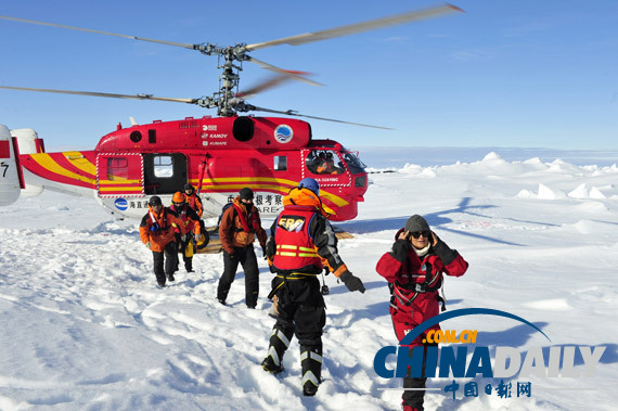 載俄受困人員破冰船暫?；爻?恐陷入南極浮冰