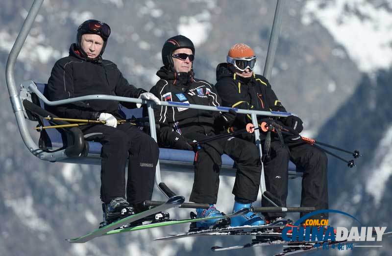 普京視察冬奧會設(shè)施 與梅德韋杰夫一起滑雪喝茶