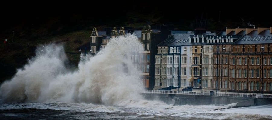 洪水驚濤席卷英國 “全國緊急狀態(tài)”下的壯觀景象