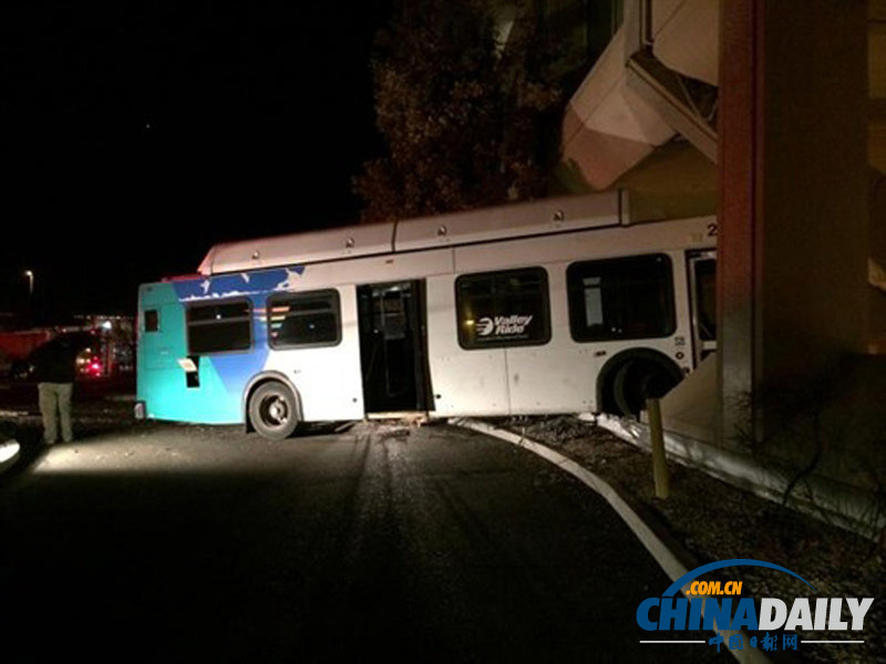 美國(guó)一公交車撞進(jìn)建筑停車場(chǎng) 懸掛半空驚險(xiǎn)嚇人