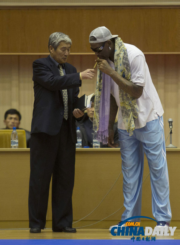 前NBA明星隊(duì)朝鮮籃球場(chǎng)練習(xí) 備戰(zhàn)友誼賽為金正恩慶生