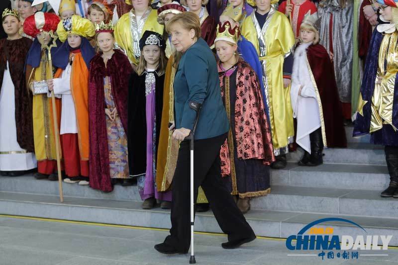 默克爾滑雪受傷首現(xiàn)身 拄雙拐接待唱詩班