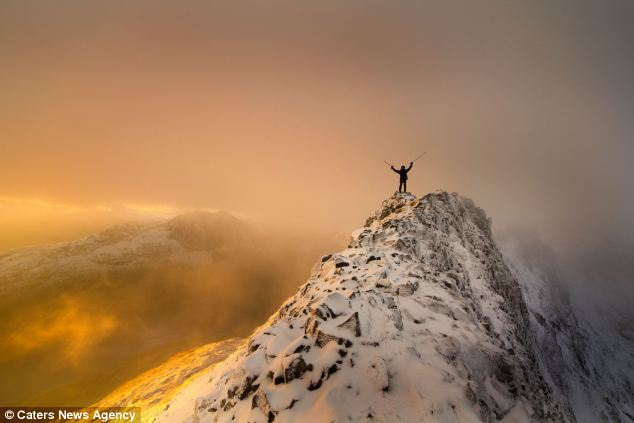 英國(guó)登雪山愛(ài)好者不畏嚴(yán)寒 近千米高雪山頂裸體行走