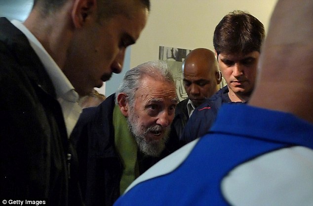 八旬卡斯特羅拄拐棍出席公開活動 近一年來首次露面