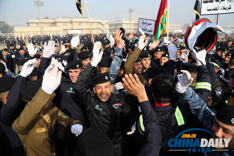 伊拉克舉行警察日慶典游行 或?yàn)榇驌?#8220;基地”氣焰