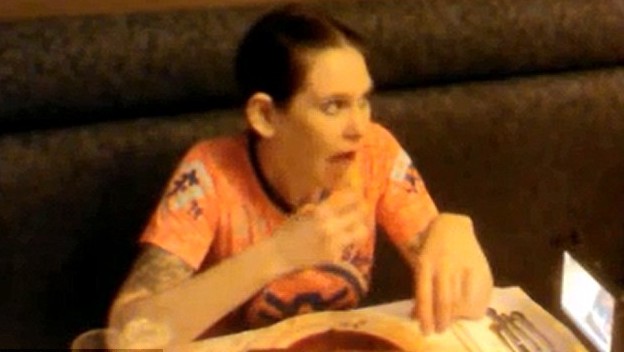 不足3分鐘狂吞4斤牛排！美國女大胃王刷新世界紀(jì)錄