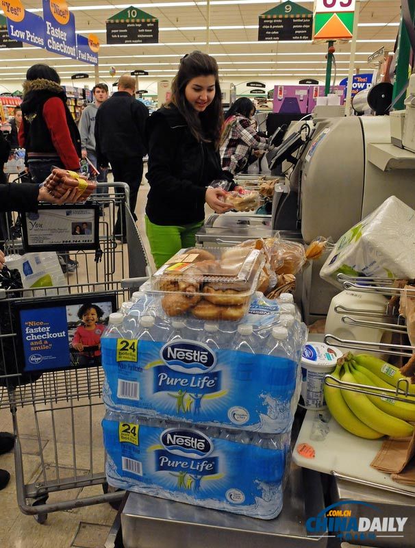 美化學(xué)物質(zhì)外泄污染河流致30萬(wàn)人斷水 引發(fā)搶購(gòu)潮