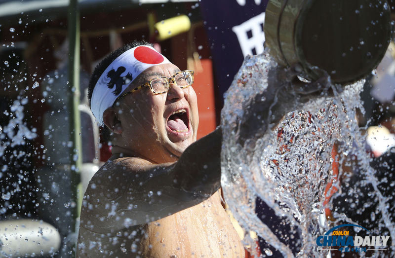 為凈化身體和靈魂 日本神道教信徒無(wú)論男女自潑冰水