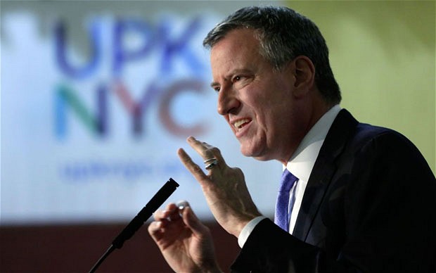 紐約新市長(zhǎng)用刀叉吃披薩 引發(fā)市民不滿