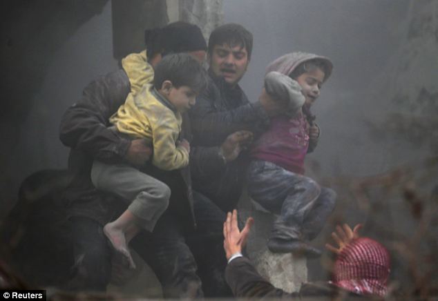 敘利亞“人鏈”所救男嬰狀況良好 與家人開(kāi)心生活