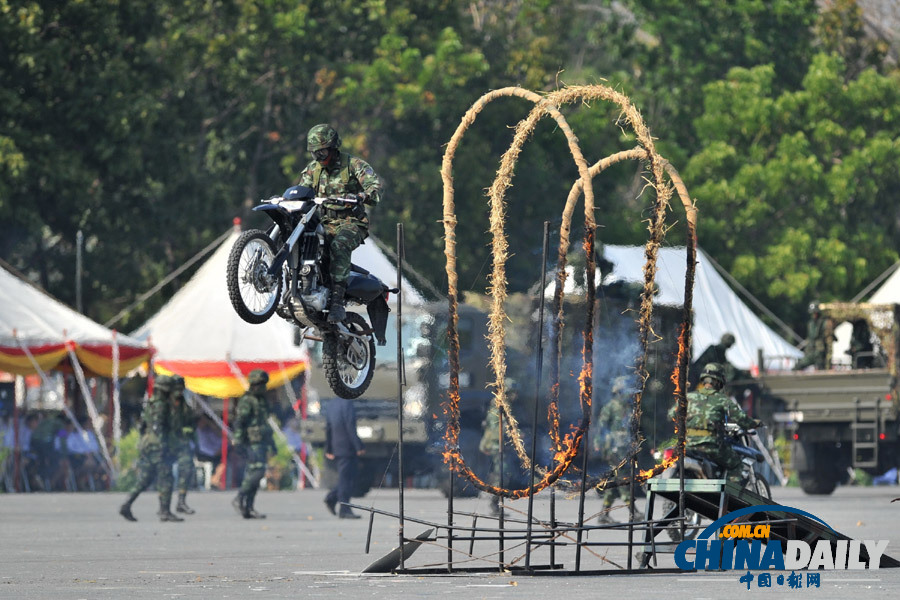 泰國(guó)舉行閱兵式慶祝“建軍節(jié)”