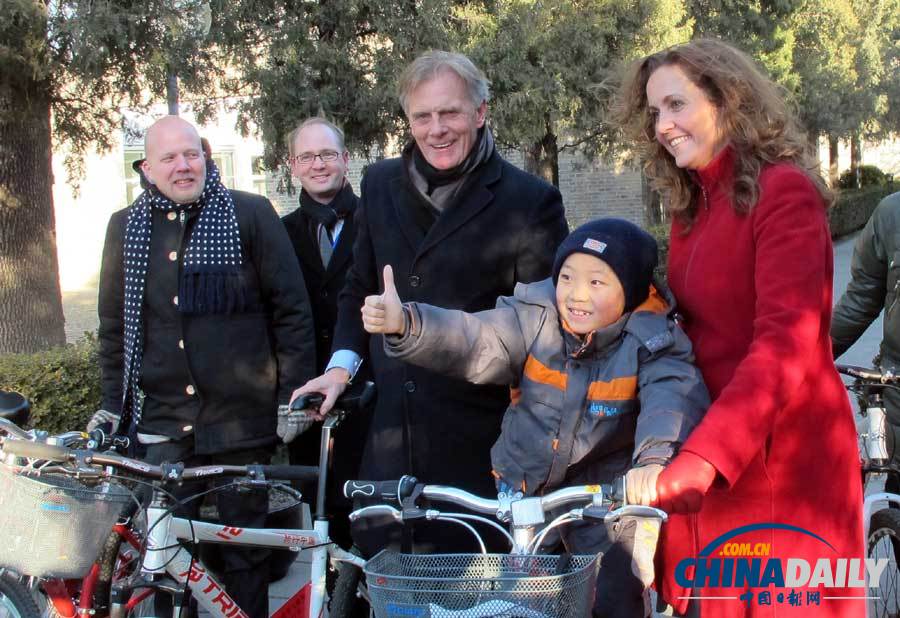 丹麥女交通部長寒風(fēng)中從酒店騎自行車到駐華使館