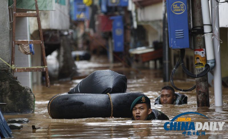 印尼洪水泛濫持續(xù) 居民被迫“劃船”出行