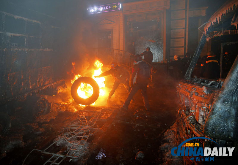 烏克蘭首都騷亂仍在持續(xù) 警方動(dòng)用催淚瓦斯鎮(zhèn)壓