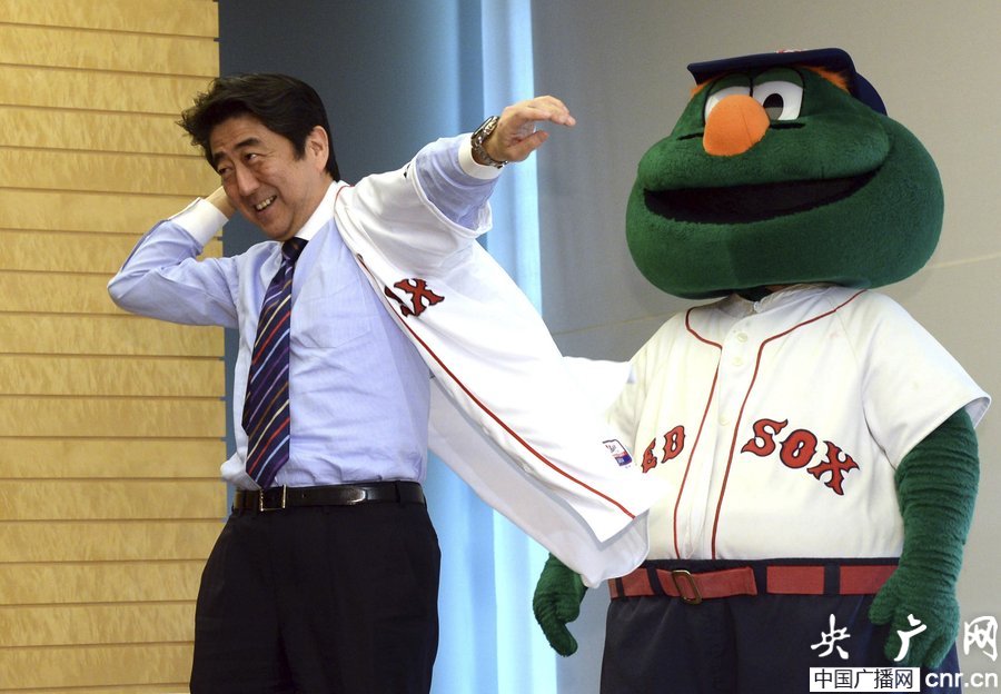 美參議員訪問日本 安倍“點(diǎn)頭哈腰”恭敬接待