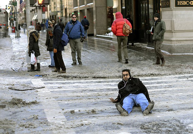 曼哈頓道路如溜冰場 紐約民眾出行寸步難行