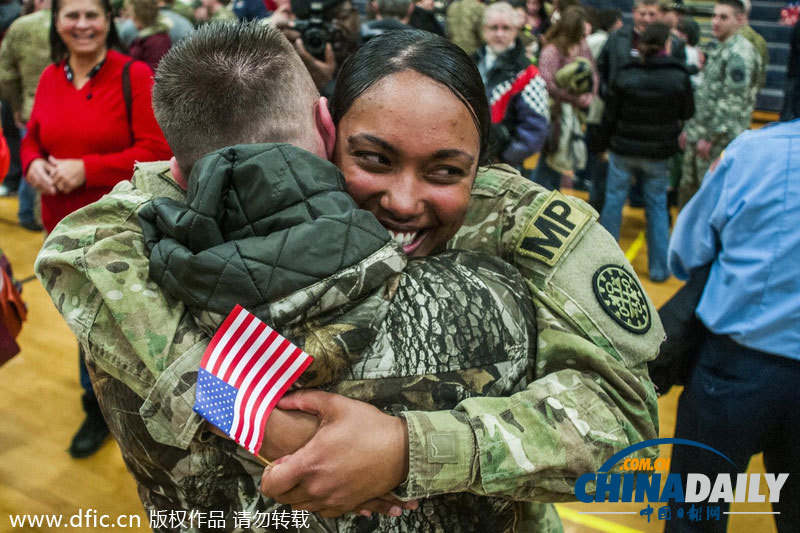 150名駐阿美軍士兵回家 團(tuán)聚場(chǎng)面溫馨感人