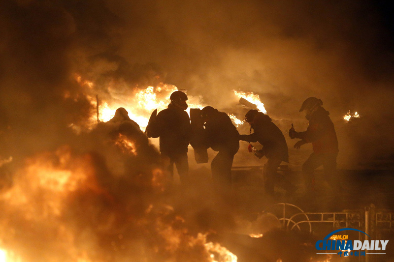 烏克蘭沖突持續(xù)街道如戰(zhàn)場(chǎng) 民眾點(diǎn)蠟燭紀(jì)念被打死者