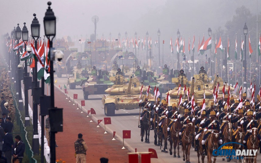 印度閱兵式展先進武器 安倍出席保安持槍護衛(wèi)