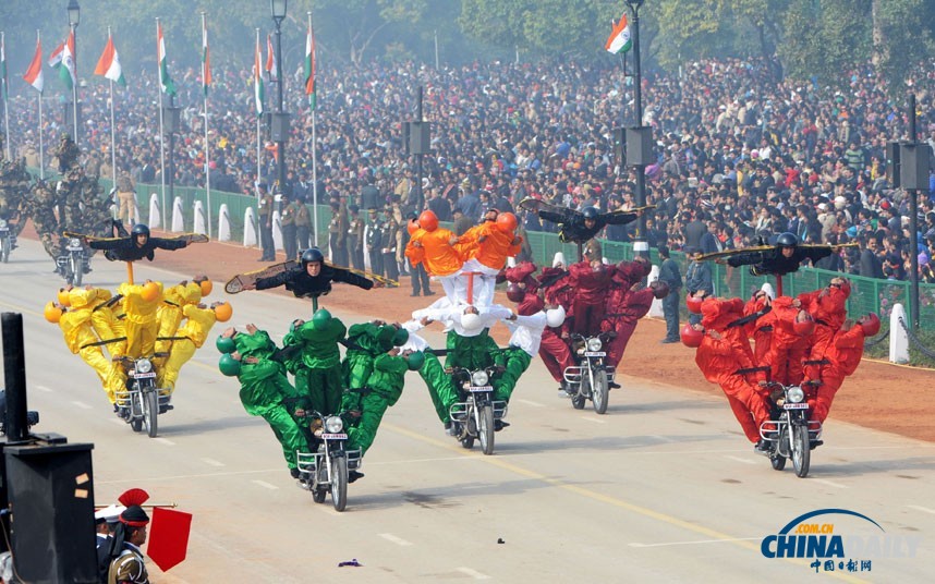 印度閱兵式展先進武器 安倍出席保安持槍護衛(wèi)