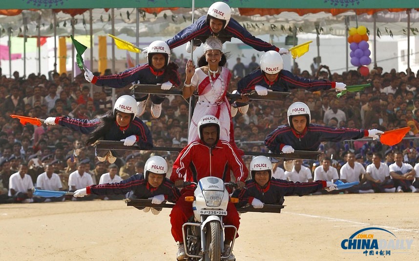 印度閱兵式展先進武器 安倍出席保安持槍護衛(wèi)