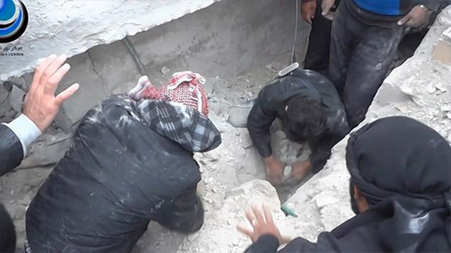 敘利亞內(nèi)戰(zhàn)的另一面:多人徒手挖掘被埋瓦礫中的幼童