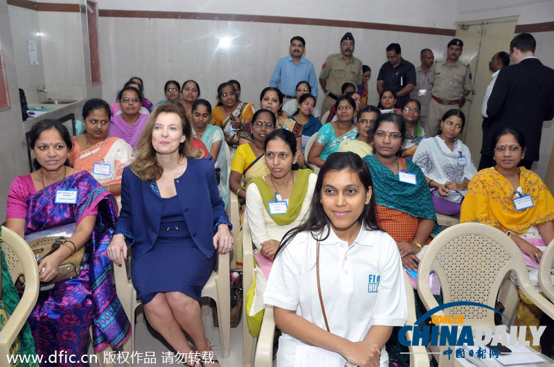 法國(guó)前第一女友參觀印度貧民醫(yī)院 上演“親民秀”