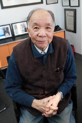 華裔老人穿紅燈被毆續(xù)：關(guān)押期間無食物吃 欲索賠500萬美元